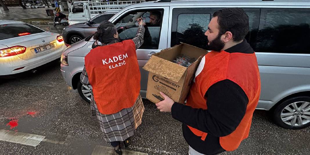 Anneler hazırlıyor, gençler taşıyor: İftarı yolda geçirenlere büyük jest 3